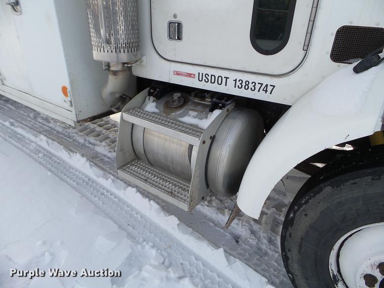 image for item EJ9002 2001 Peterbilt 330 service truck