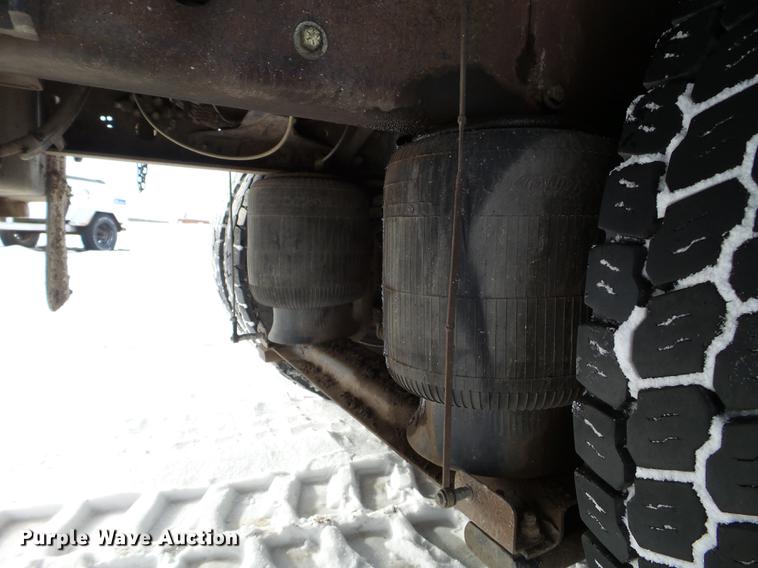 image for item EJ9002 2001 Peterbilt 330 service truck