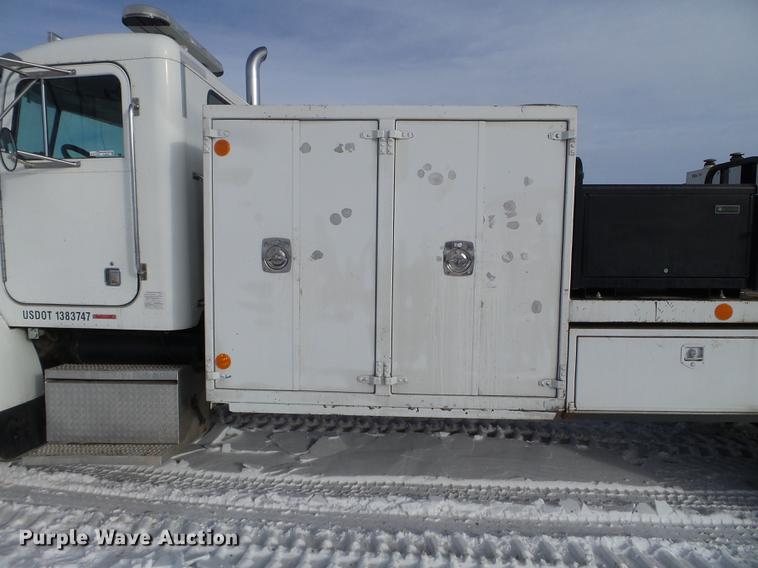 image for item EJ9002 2001 Peterbilt 330 service truck