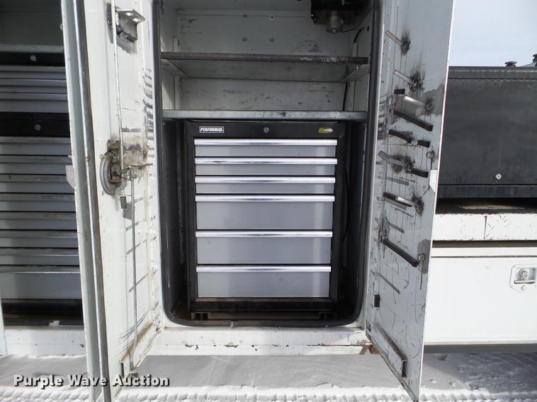 image for item EJ9002 2001 Peterbilt 330 service truck