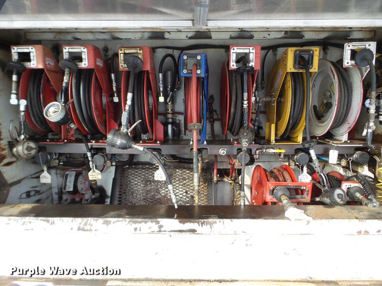 image for item EJ9002 2001 Peterbilt 330 service truck