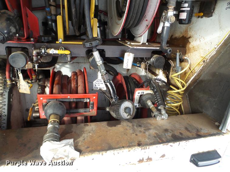 image for item EJ9002 2001 Peterbilt 330 service truck