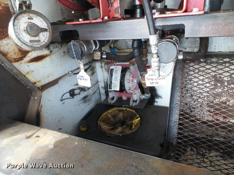 image for item EJ9002 2001 Peterbilt 330 service truck