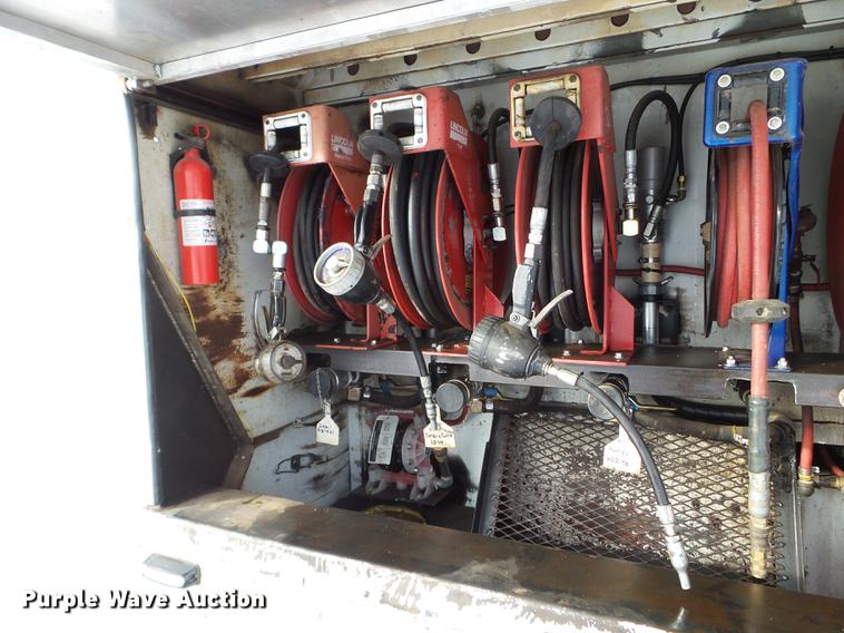 image for item EJ9002 2001 Peterbilt 330 service truck