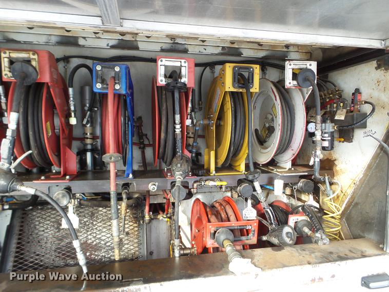 image for item EJ9002 2001 Peterbilt 330 service truck