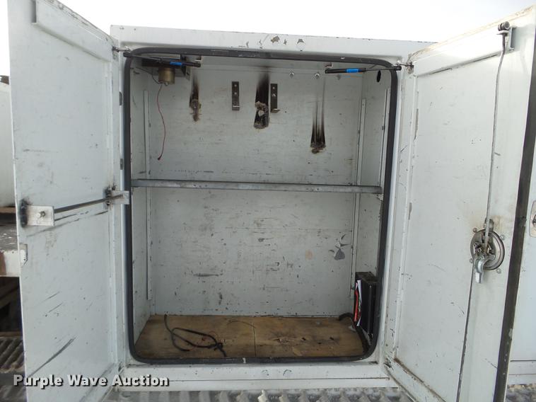 image for item EJ9002 2001 Peterbilt 330 service truck