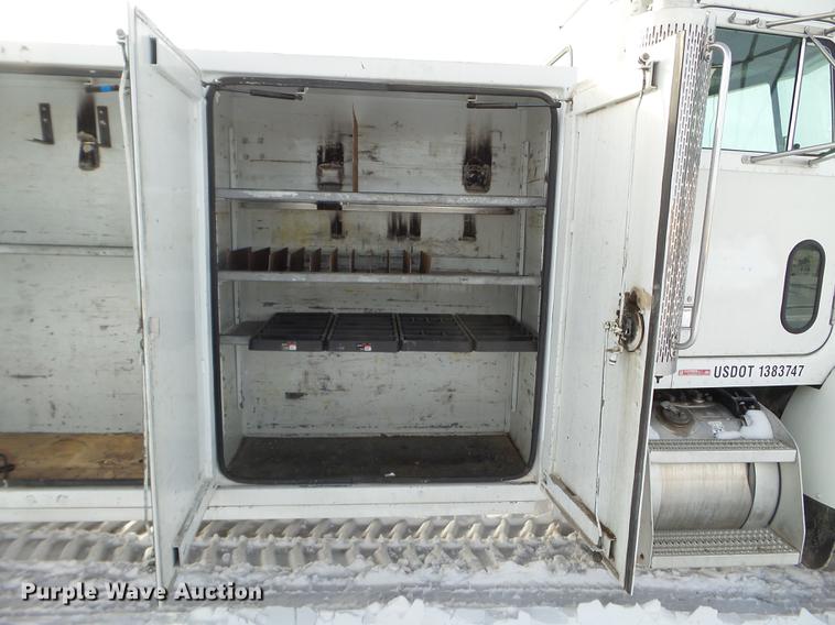 image for item EJ9002 2001 Peterbilt 330 service truck