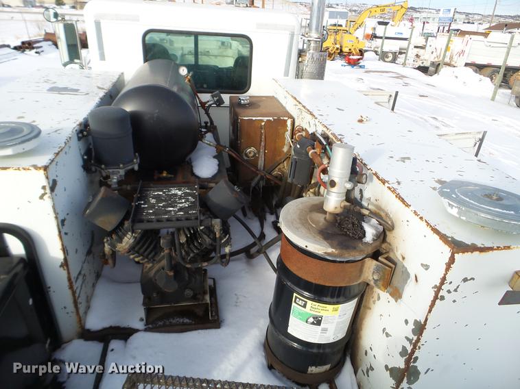 image for item EJ9002 2001 Peterbilt 330 service truck