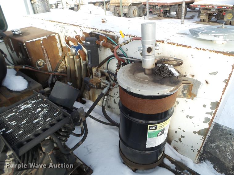 image for item EJ9002 2001 Peterbilt 330 service truck