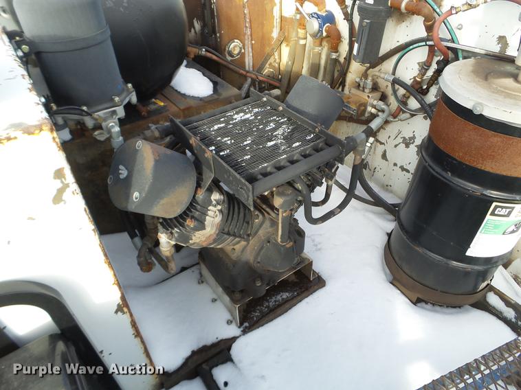 image for item EJ9002 2001 Peterbilt 330 service truck