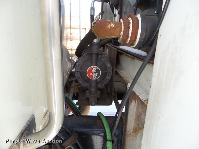 image for item EJ9002 2001 Peterbilt 330 service truck