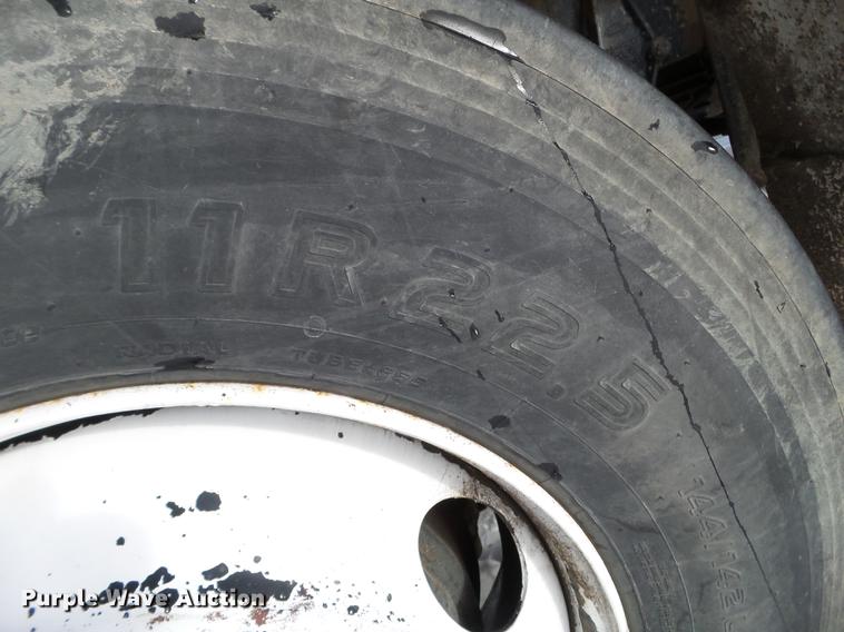 image for item EJ9002 2001 Peterbilt 330 service truck