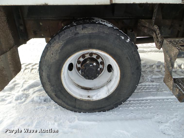 image for item EJ9002 2001 Peterbilt 330 service truck