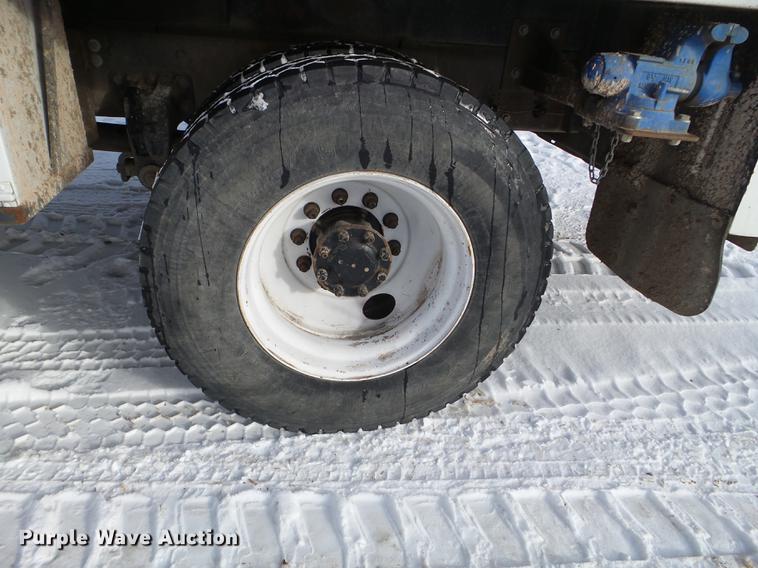 image for item EJ9002 2001 Peterbilt 330 service truck