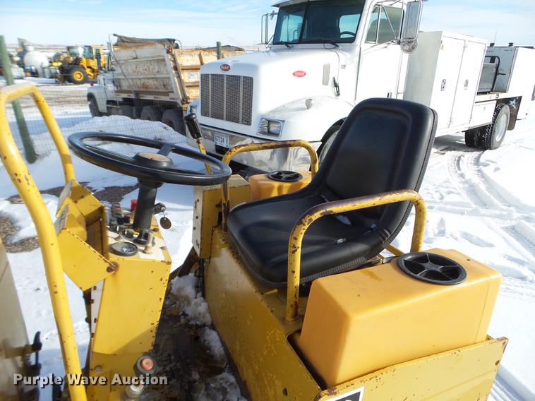 image for item EJ9003 1991 Caterpillar CB-224B double drum roller