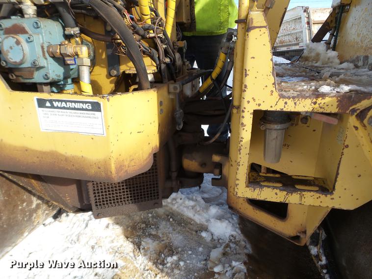 image for item EJ9003 1991 Caterpillar CB-224B double drum roller