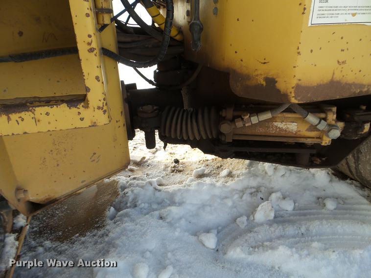 image for item EJ9003 1991 Caterpillar CB-224B double drum roller