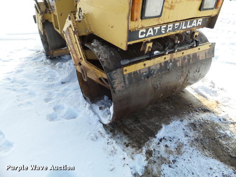 image for item EJ9003 1991 Caterpillar CB-224B double drum roller