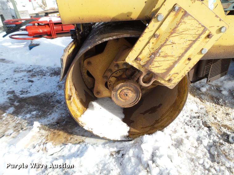 image for item EJ9003 1991 Caterpillar CB-224B double drum roller