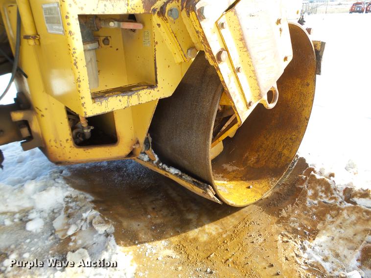 image for item EJ9003 1991 Caterpillar CB-224B double drum roller