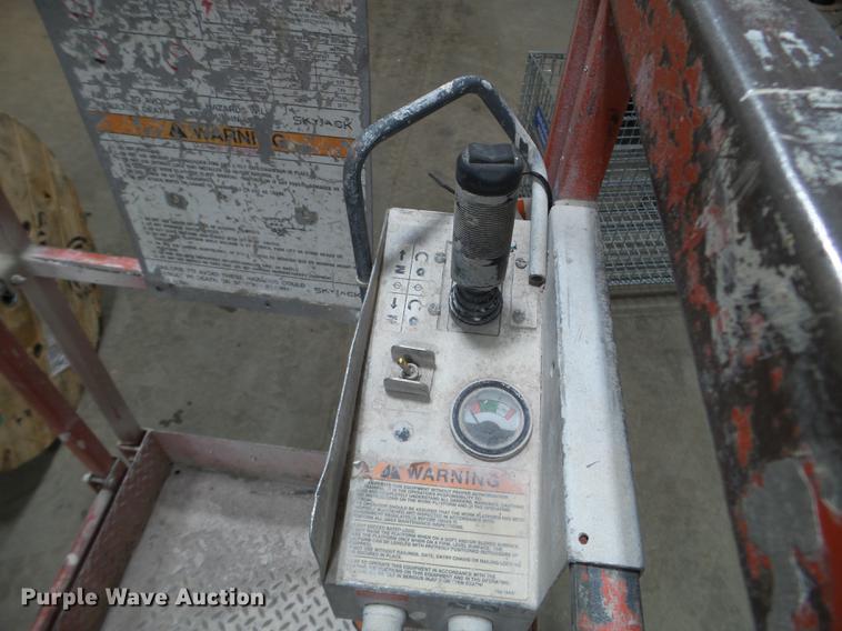 image for item EJ9019 Skyjack SJIII 3015 scissor lift