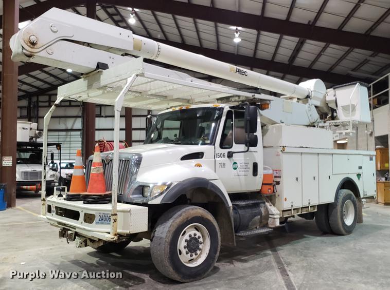 image for item EN9760 2006 International 7400 bucket truck