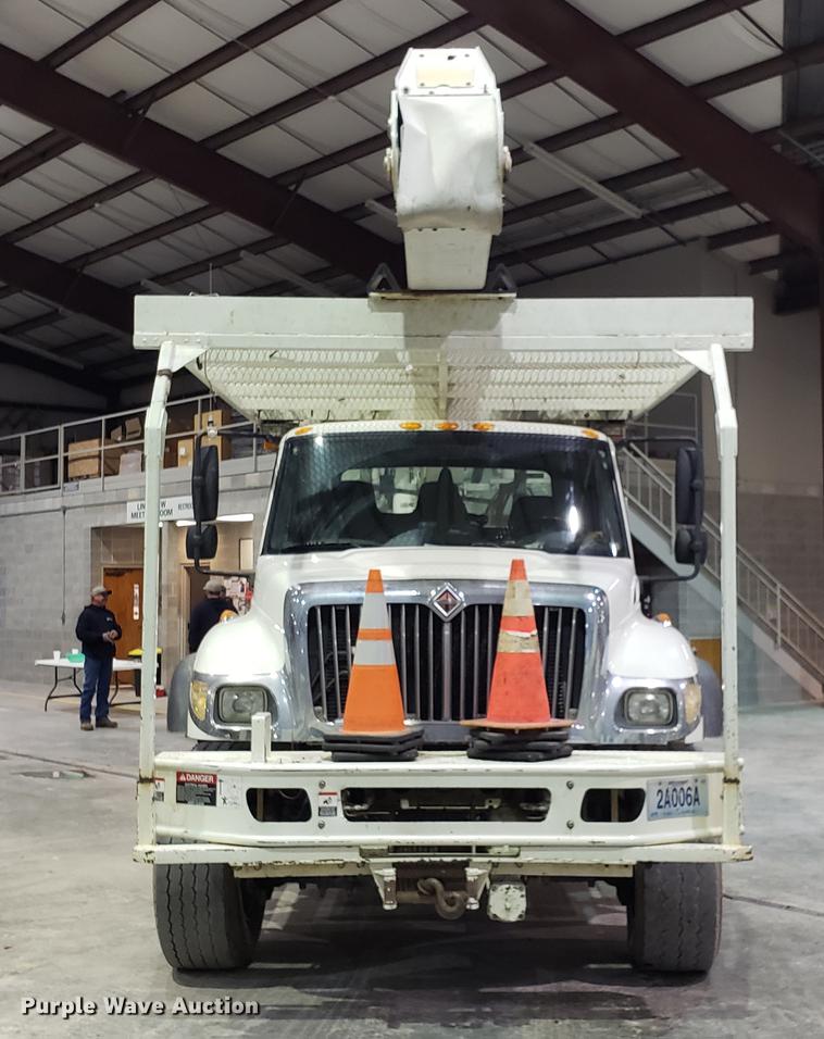 image for item EN9760 2006 International 7400 bucket truck
