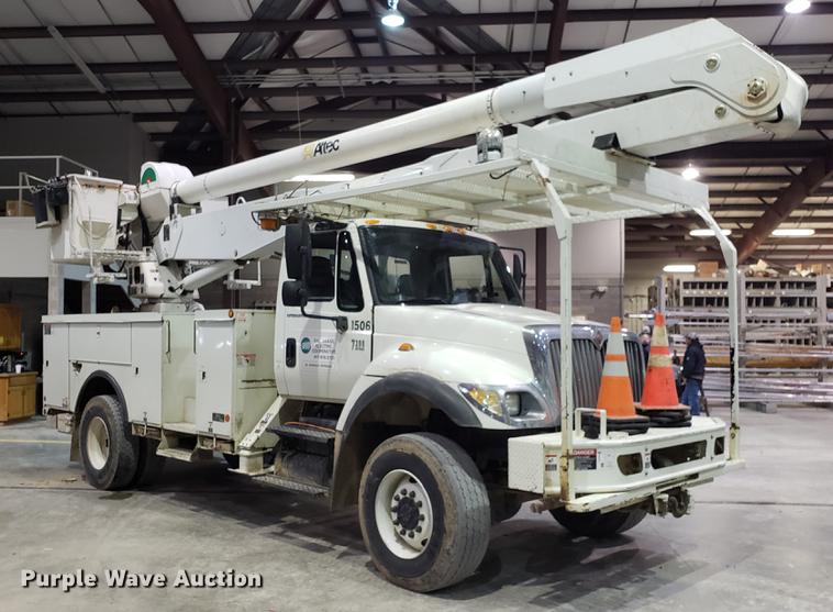 image for item EN9760 2006 International 7400 bucket truck
