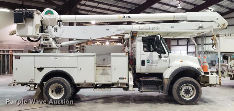 image for item EN9760 2006 International 7400 bucket truck