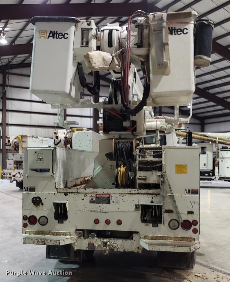 image for item EN9760 2006 International 7400 bucket truck