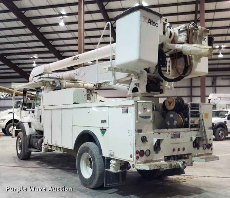 image for item EN9760 2006 International 7400 bucket truck
