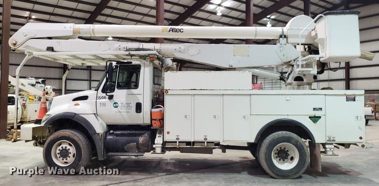 image for item EN9760 2006 International 7400 bucket truck