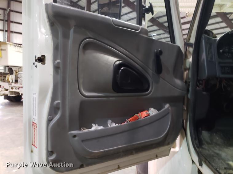 image for item EN9760 2006 International 7400 bucket truck