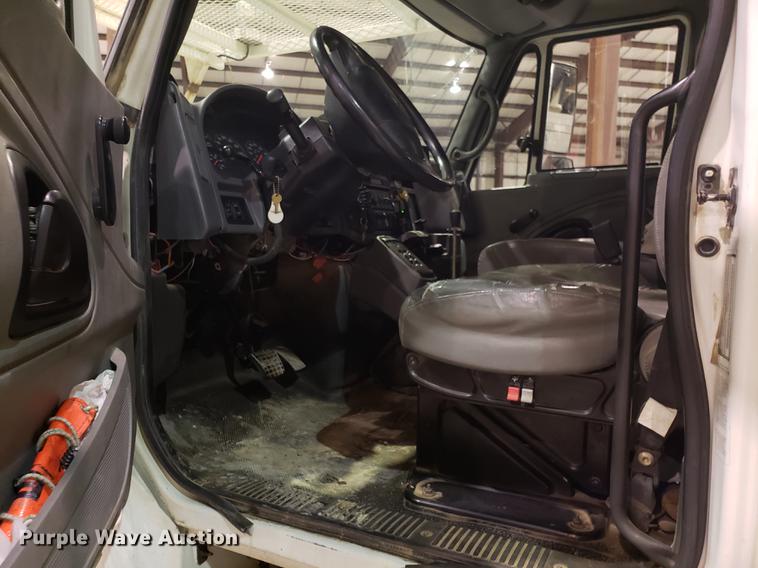 image for item EN9760 2006 International 7400 bucket truck