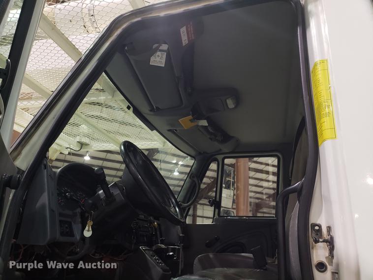 image for item EN9760 2006 International 7400 bucket truck