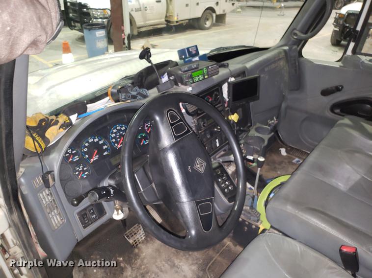 image for item EN9760 2006 International 7400 bucket truck