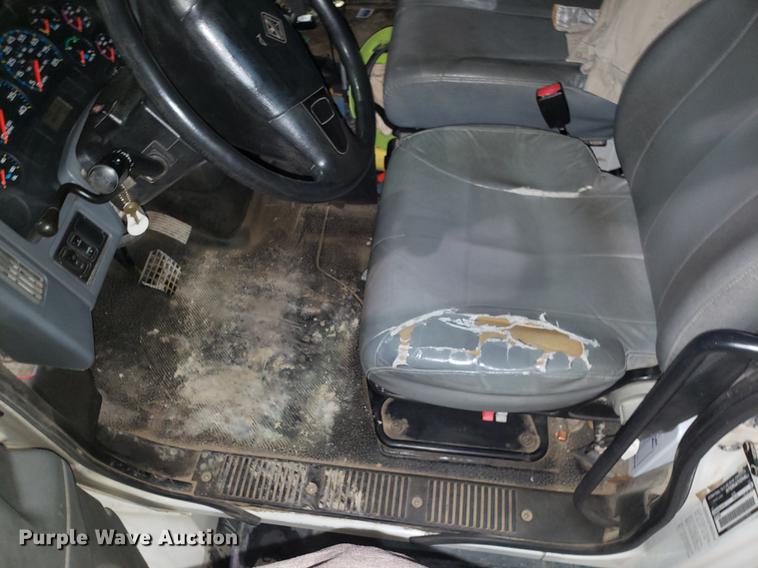 image for item EN9760 2006 International 7400 bucket truck