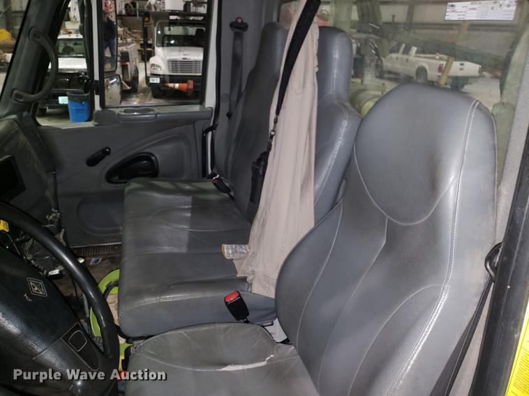 image for item EN9760 2006 International 7400 bucket truck