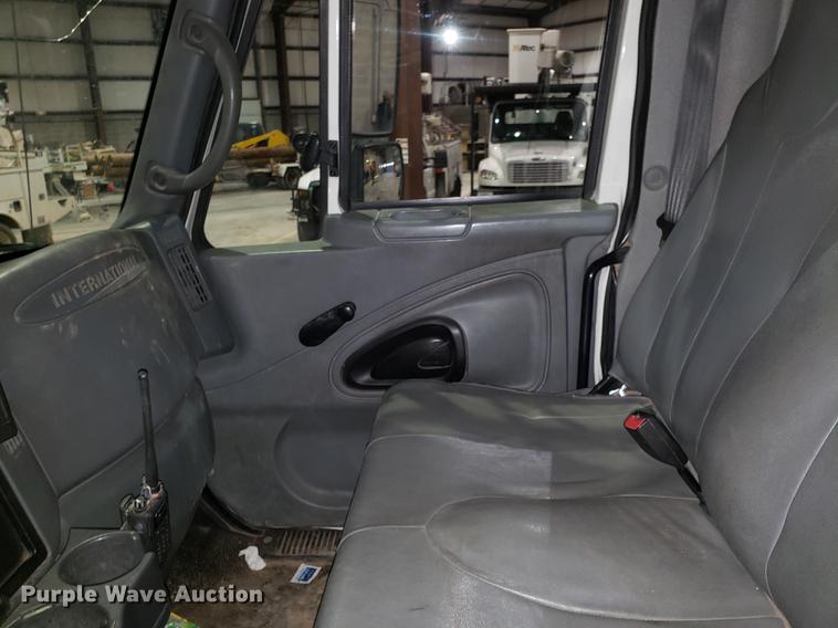 image for item EN9760 2006 International 7400 bucket truck