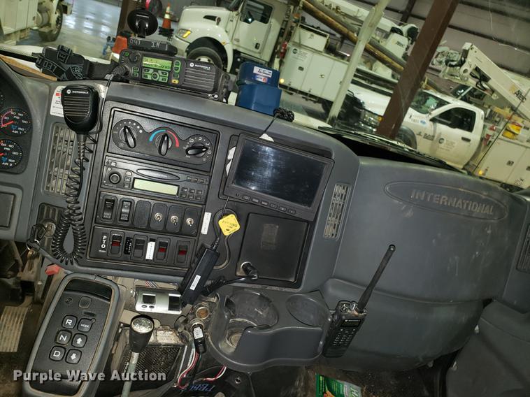 image for item EN9760 2006 International 7400 bucket truck