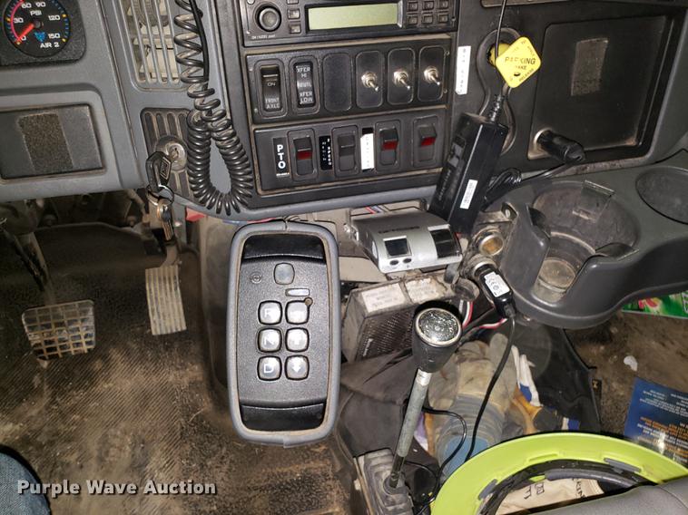 image for item EN9760 2006 International 7400 bucket truck