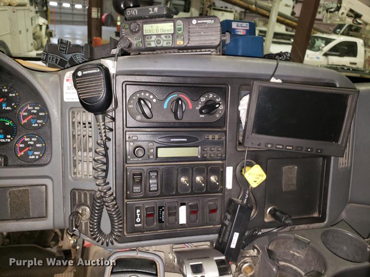 image for item EN9760 2006 International 7400 bucket truck