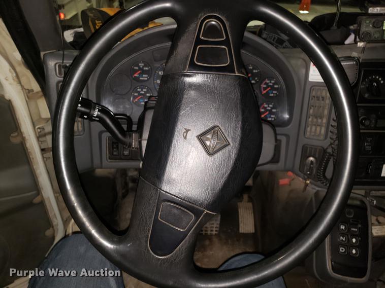 image for item EN9760 2006 International 7400 bucket truck