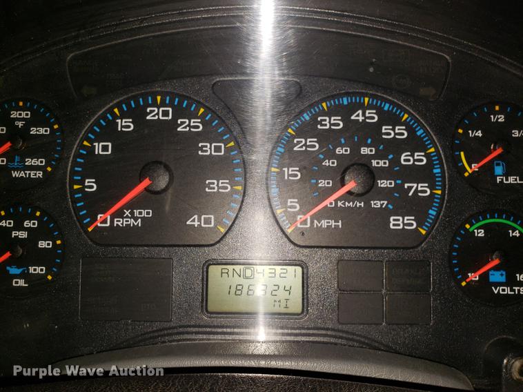 image for item EN9760 2006 International 7400 bucket truck