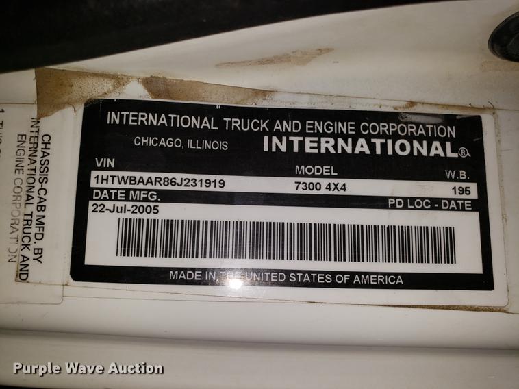 image for item EN9760 2006 International 7400 bucket truck