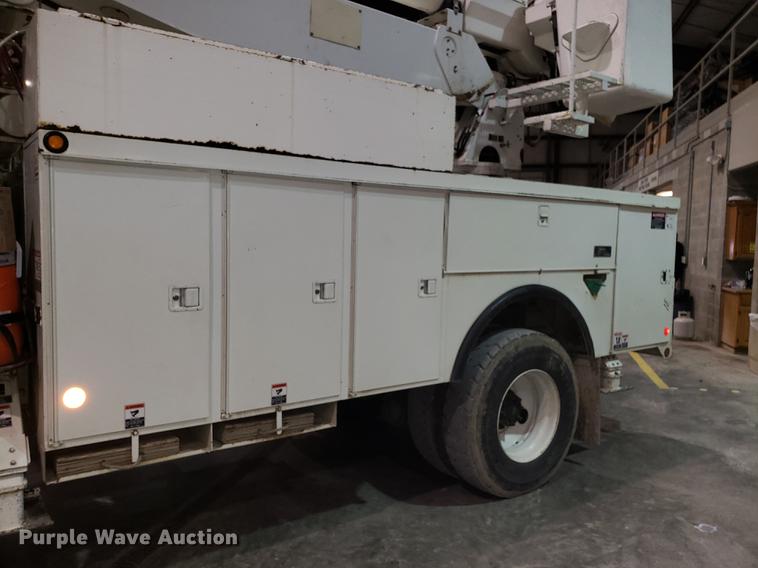 image for item EN9760 2006 International 7400 bucket truck