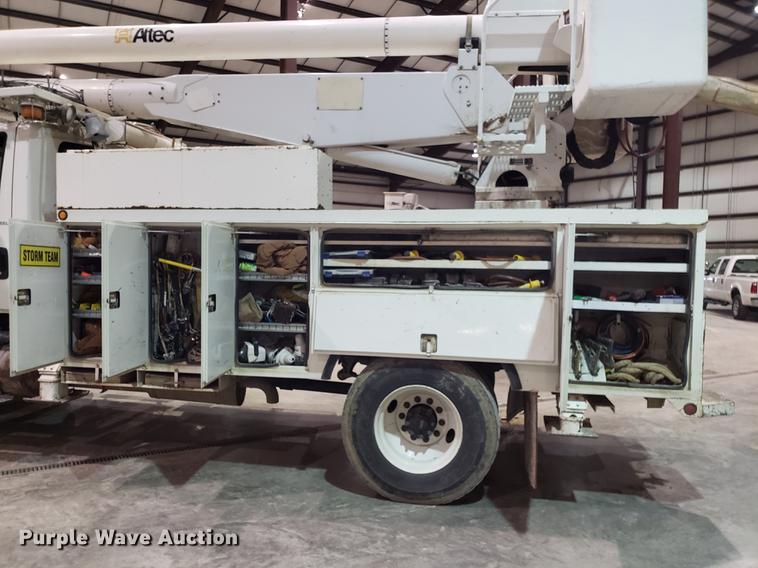 image for item EN9760 2006 International 7400 bucket truck