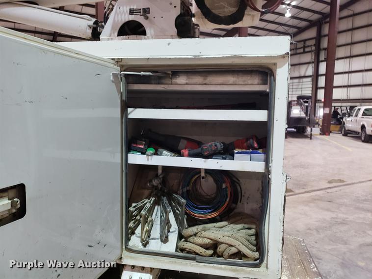 image for item EN9760 2006 International 7400 bucket truck