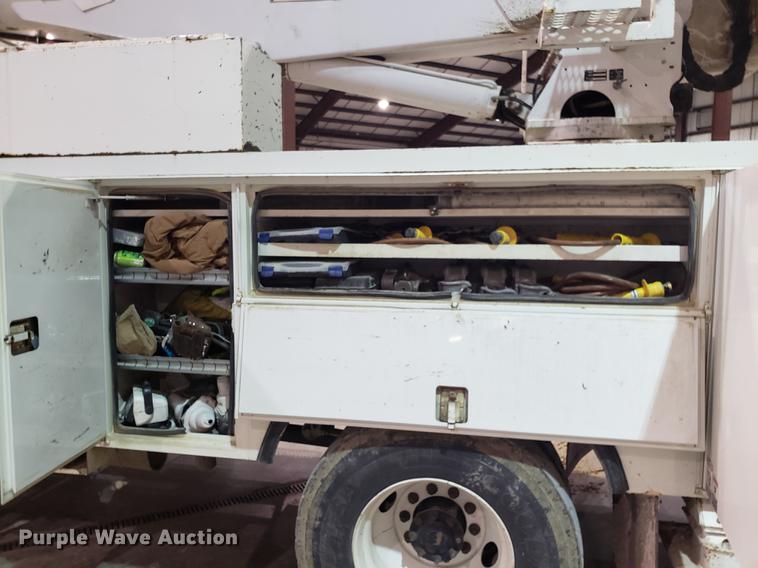 image for item EN9760 2006 International 7400 bucket truck