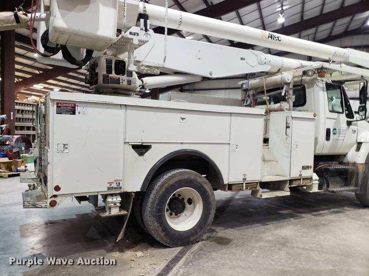image for item EN9760 2006 International 7400 bucket truck